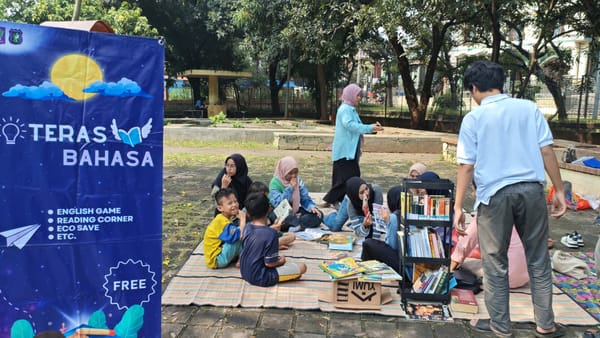 Menyalakan Api Literasi: Teras Bahasa Sastra Inggris Unisma Bekasi Membawa Keceriaan Belajar ke Taman Kota